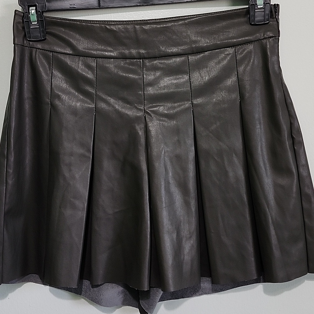 Shinestar Faux Leather Pleated Shorts Size M